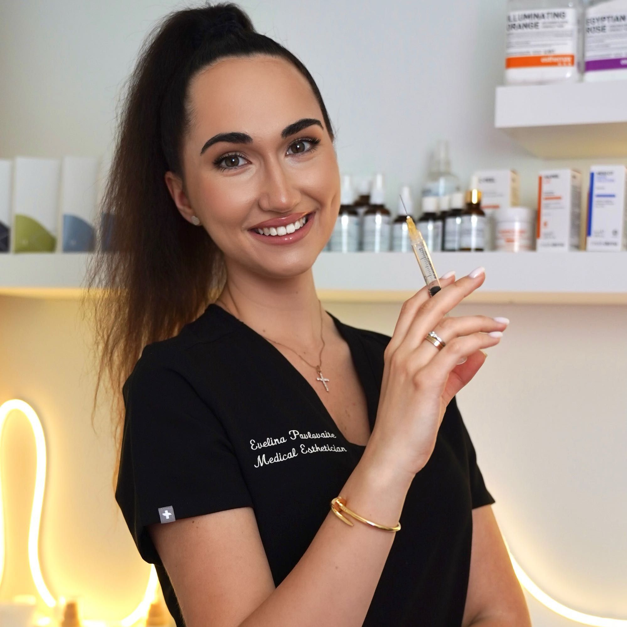 Evisne Beauty Aesthetic: Senja Kecantikan Kulit & Riasan Elegan