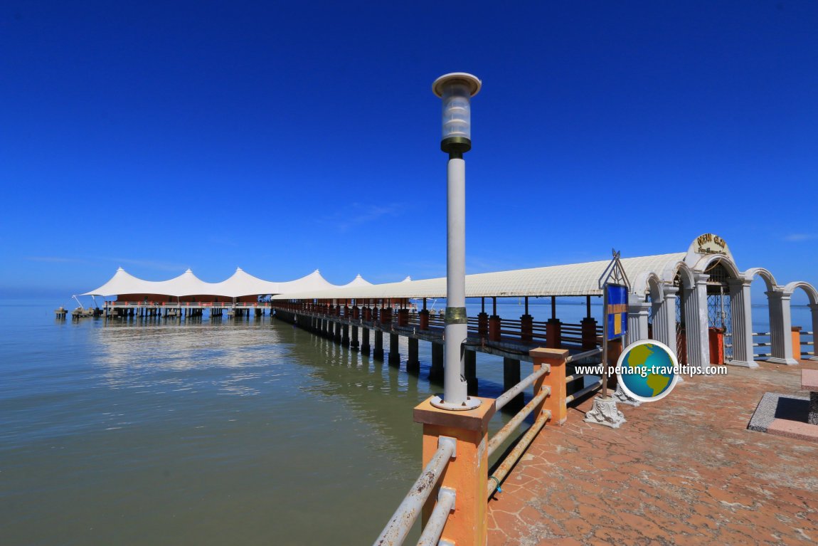 Ocean Glow di Hotel Putra Brasmana – Pemandangan Laut Menakjubkan di Malam