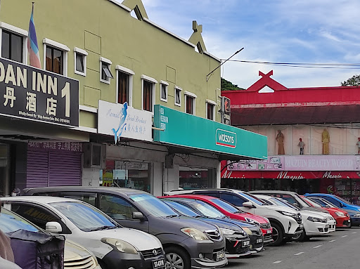 Watsons Semporna: Destinasi Belanja Kecantikan & Kesihatan di Pantai Semporna