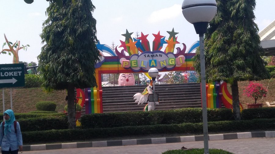 Gambar Curvena di Taman Pelangi – Keindahan Warna-Warni yang Memukau