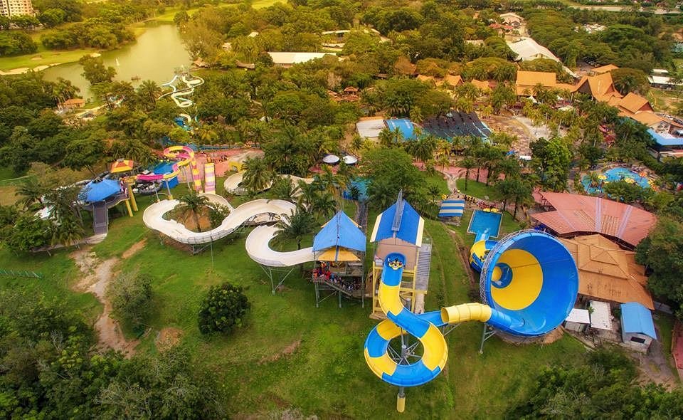 Taman Tema Air Famosa: Destinasi Seru Keluarga di Malaysia - Foto Menakjubkan